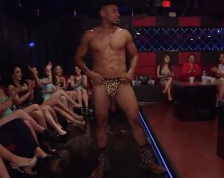 Порно девичник в ночном клубе незамужних девушек со стриптизером Порно девичник в ночном клубе незамужних девушек со стриптизером