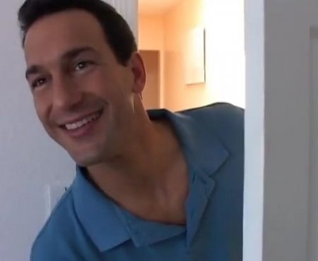 Пришёл на минет к голой милфе в чулках и она быстро отсосала