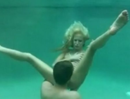 Короткий секс без акваланга под водой молодых любителей фридайвинга Короткий секс без акваланга под водой молодых любителей фридайвинга