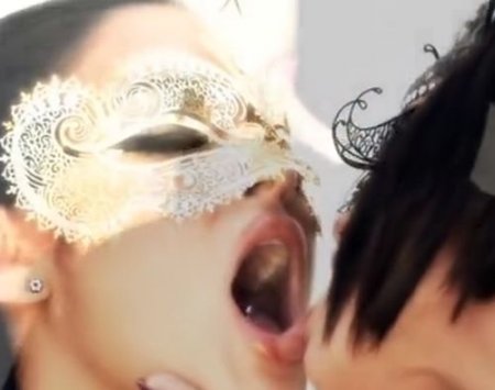 Парочка горячих женщин занимается красивым жмж сексом в масках