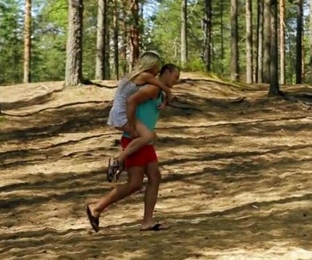 Прогулка с парнем по лесу закончилась красивым сексом на природе
