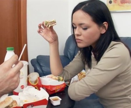 Накормил у себя дома, раздел и выебал сытую подругу во все щели