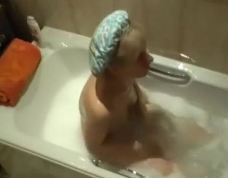 Сын скрытой камерой снимает как голая мама мастурбирует в ванной