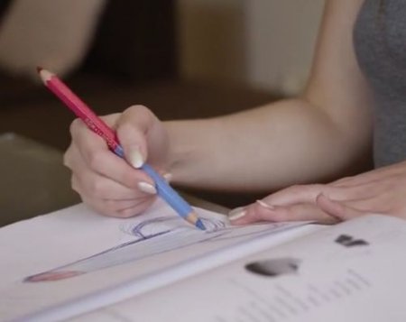 Увидел как девушка рисует член на уроке и сексом наказал ученицу