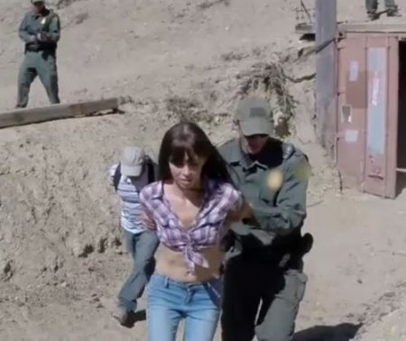 Телка попала в засаду к пограничникам и одним из них была трахнута Телка попала в засаду к пограничникам и одним из них была трахнута