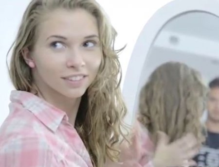 Киска голой девушки в клетчатой рубашке всегда рада члену парня