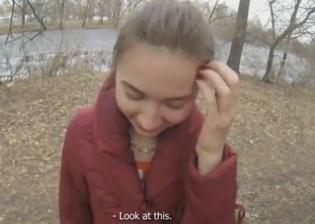 Уговорил девушку на минет в парке, а потом трахнул в подъезде