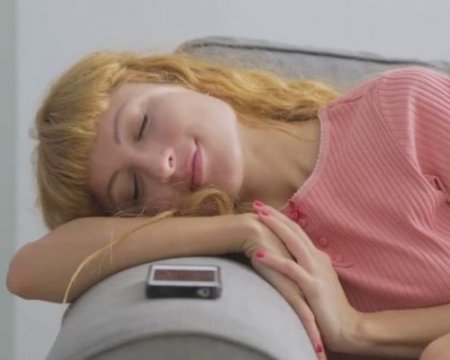 Уснула пока ждала звонка от любимого а он пришел и трахнул