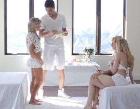 Утренняя оргия трех молодых девушек с хуястым доставщиком цветов