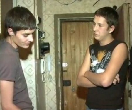 Блондинка переспала при парне с его лучшим другом и всё ради денег