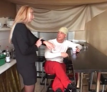 Повару на обеде пришлось поторопиться чтобы трахнуть хозяйку