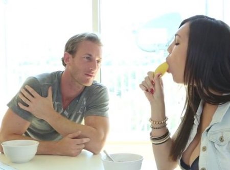 За завтраком жена засунула банан глубоко в рот и этим соблазнила мужа