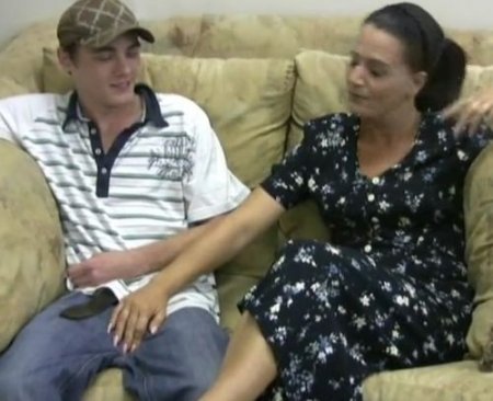 Кто если не мать будет дрочить сыну и помогать ему кончить?