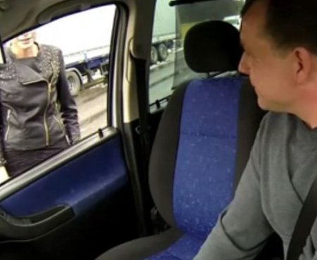 Скрытыми камерами снял любительский трах в машине с дешевой путаной