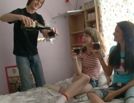 Выпил с 2 девушками в честь Дня Рождения и трахнул пьяных хохотушек