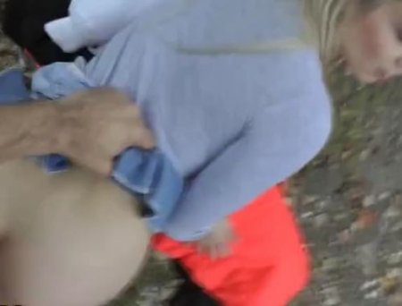 Пикап-тролль в шутку ебет веселую блондинку под железнодорожным мостом