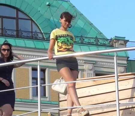 Русская upskirt эротика без трусов девушки-модели в городском парке