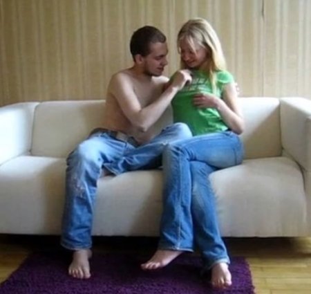 Кайфовый реальный секс русского аматора с подругой 18 лет на диване Кайфовый реальный секс русского аматора с подругой 18 лет на диване