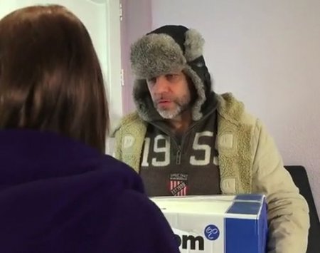 Молодая телка в новой обуви и нижнем белье трахает зрелого курьера