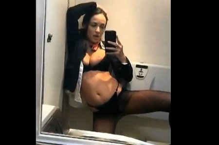 Запись привата с видеочата бортпроводницы: соло стюардессы в туалете