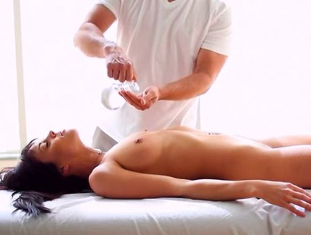 Голая девушка набрала полный рот спермы, пробуя секс ХХХ на массаже