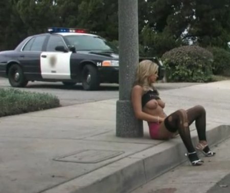 Шлюха заснула с голыми сиськами на улице и нарвалась на копа Шлюха заснула с голыми сиськами на улице и нарвалась на копа