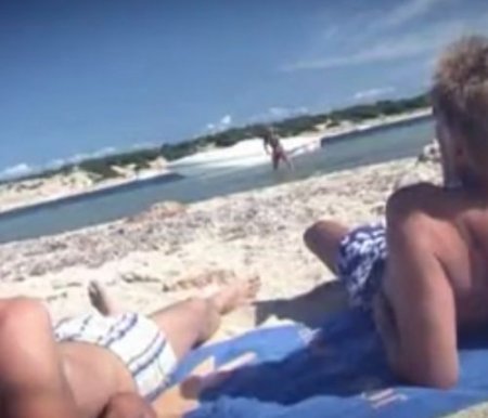 Блондинка дразнила мужиков на пляже и вышла из воды на секс с ними