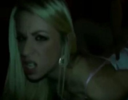 Сосущая члены из дырок блондинка стоя раком отдалась незнакомцу Сосущая члены из дырок блондинка стоя раком отдалась незнакомцу