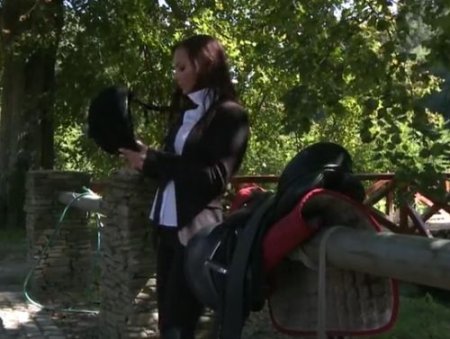 Молодая наездница красиво отдалась деревенскому парню у реки