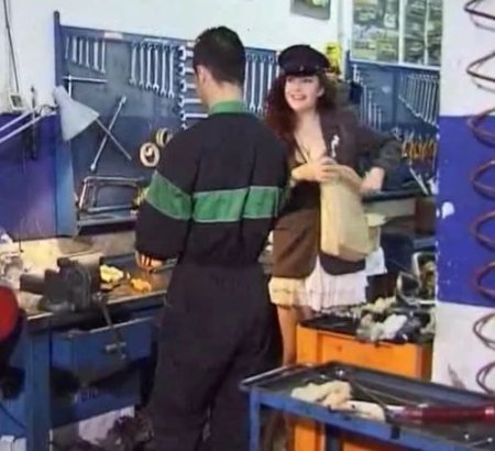 Грудастая женщина-почтальон с развратными наклонностями Грудастая женщина-почтальон с развратными наклонностями