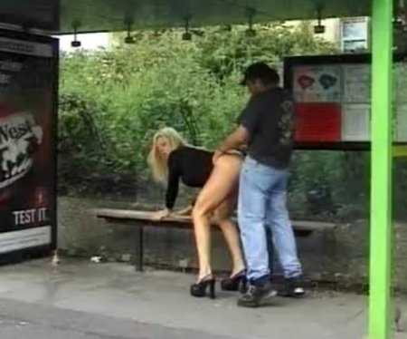 Немецкий секс на всеобщее обозрение в безлюдных общественных местах