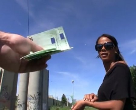 Беспонтовый мужчина предложил секс за деньги мулатке на улице