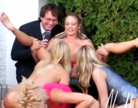 Полный автобус шлюх: порно в поездке на развратную вечеринку