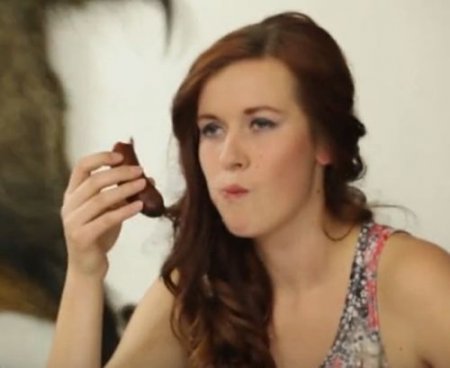 Прожарка грудастых любительниц баварских сосисок на празднике пива