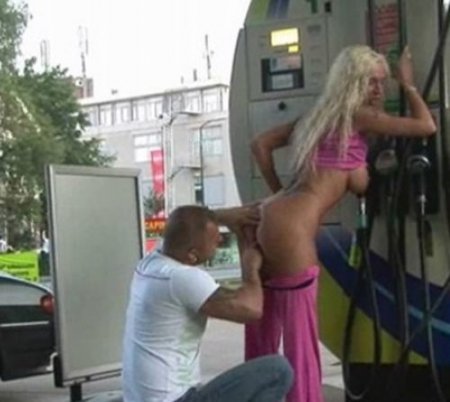 Публично трахнул на заправке зрелую секси женщину с тату на бедре