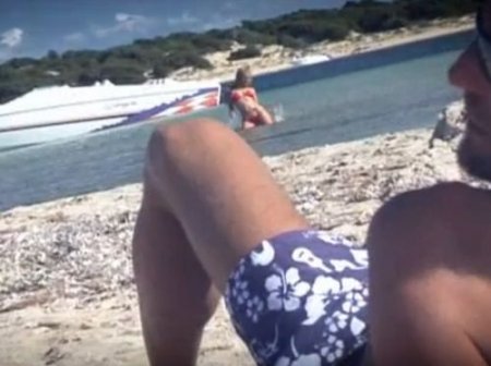 Выебали на пляже танцующую для двоих девушку под кайфом