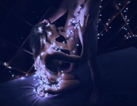 Поебал девушку в гирлянде при тусклом свете маленьких лампочек Поебал девушку в гирлянде при тусклом свете маленьких лампочек