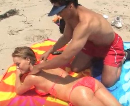 Выпросила массаж у парня на пляже, а потом затащила в постель