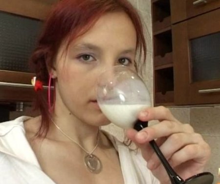 Рыжая с косичками пьет молочко, а сама мечтает о сперме