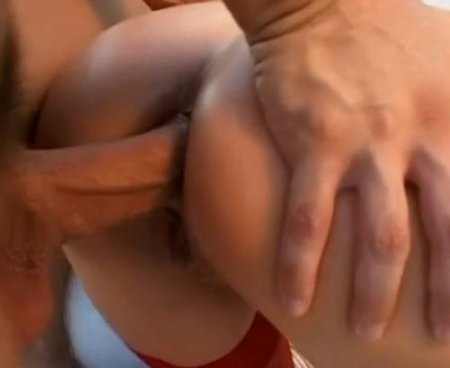 Налетел и трахнул на террасе голую рыжую телку в красных чулках