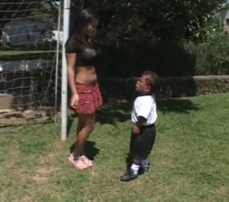 Мелкий мужик очень маленького роста воткнул в жопу молодой девушке