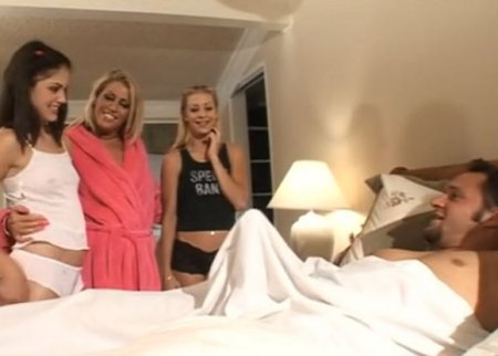 Две папины дочки помогли отцу убрать стояк от виагры перед сном