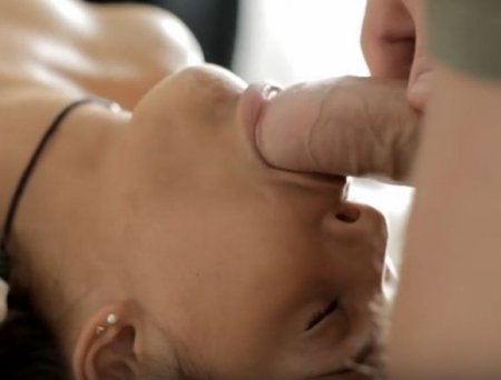 Молодая девушка стеснялась пока не поебалась с парнем-массажистом