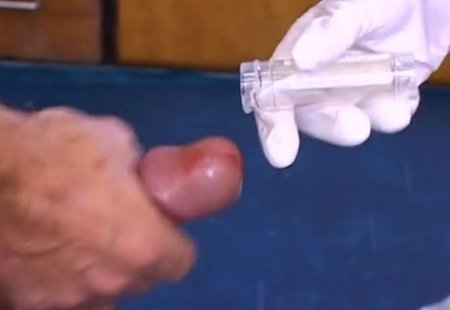 Медсестру во все щели трахнул и кончает в пробирку для анализа спермы