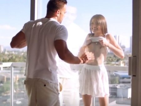 Не устоял перед голой пиздой на балконе и впустил соседку на секс