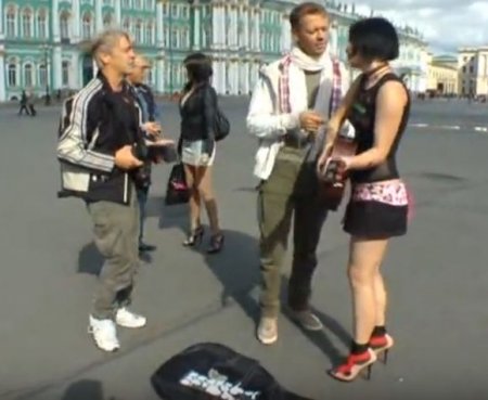 Снял на площади питерскую девушку и сделал её звездой анального видео