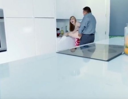 Муж трахнул крепко застрявшую на кухне няню и с ней жестко изменил