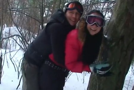 Молодые люди в зимних куртках ясным днём ебутся на лыжном курорте