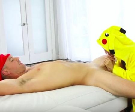 Голая подруга в костюме пикачу допрыгалась, что парень её трахнул Голая подруга в костюме пикачу допрыгалась, что парень её трахнул