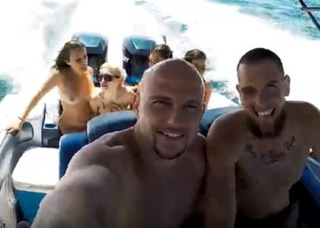 Отвязный голый трах с блондинкой и брюнеткой на катере со шлюхами